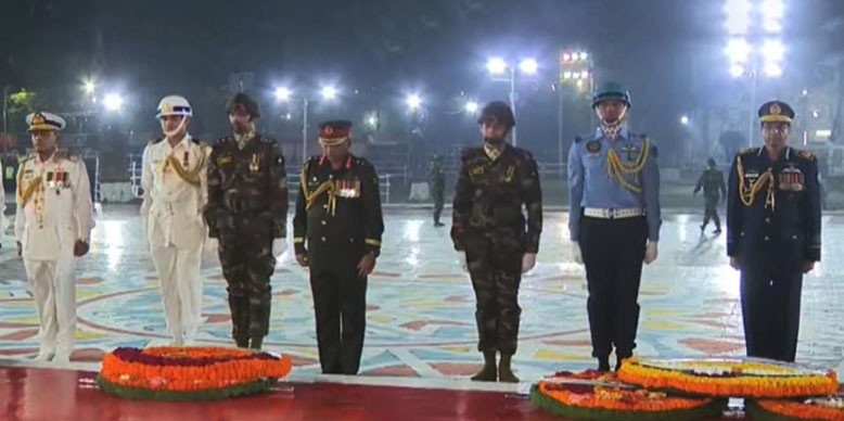 ভাষা শহীদদের প্রতি তিন বাহিনীর প্রধানের শ্রদ্ধা